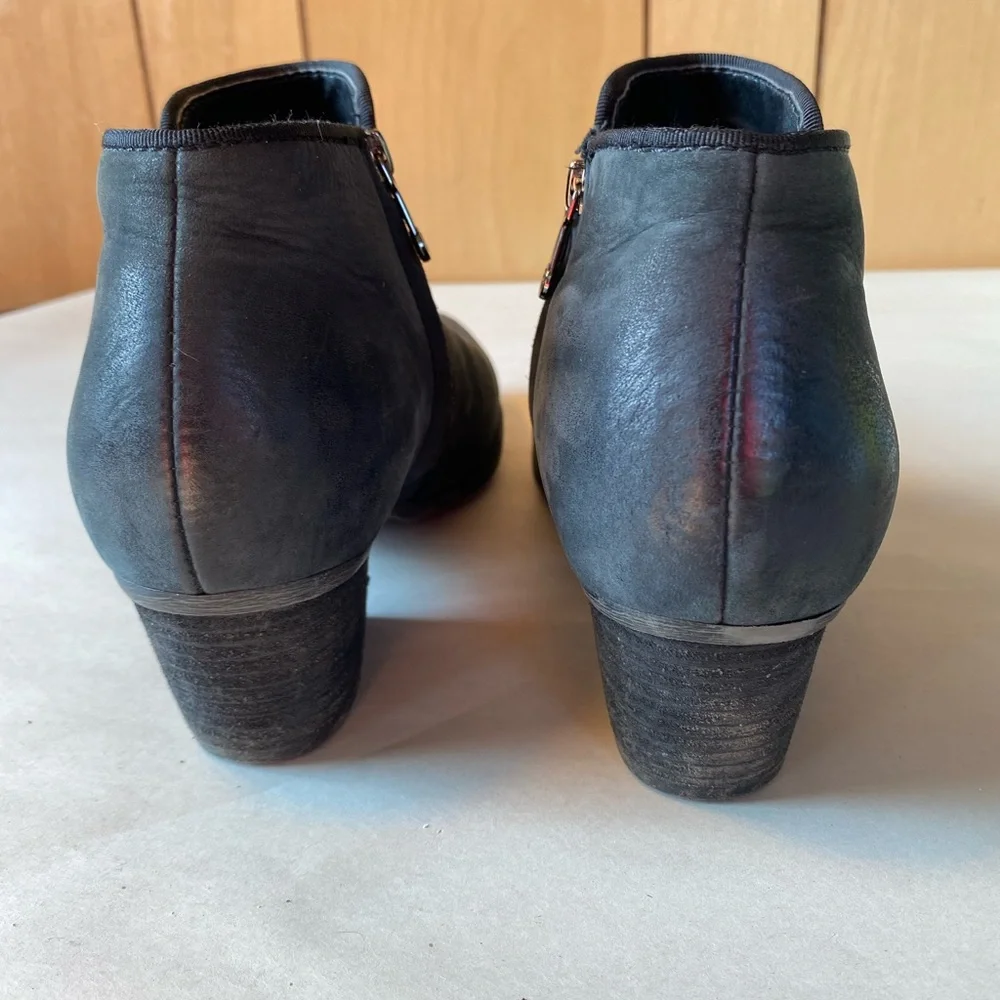 Blondo‎ Booties Aqua Protect Dark Gray Or Black Suede Size 9M Heel Damage